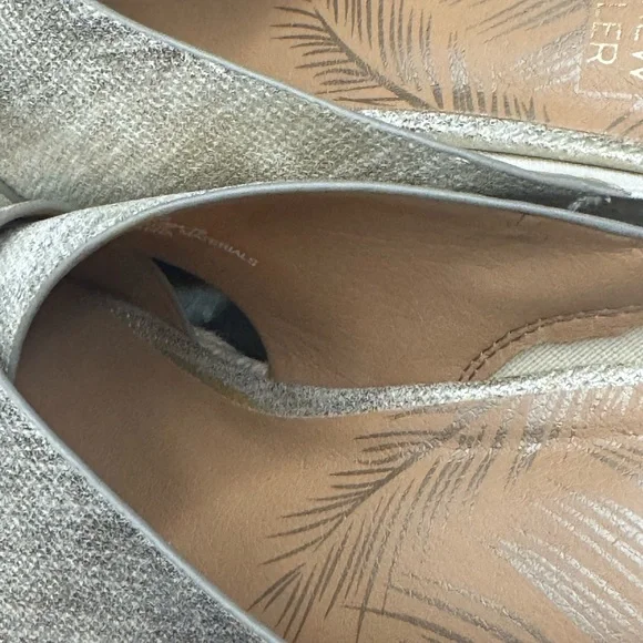 Andrew Geller Gold Fabric Open Toe Slip On 3” Wedge Heel Sandal Women’s Size 8 - Picture 7 of 16